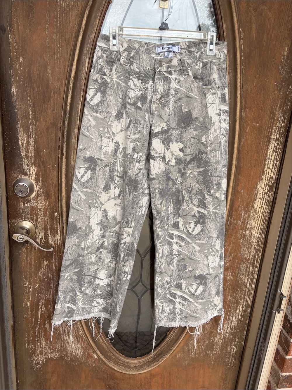 Refrain baggy wire leg camo jeans! Size 26